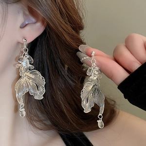 Eleganti orecchini a forma di pesce koi d'argento con pendenti in cristallo a goccia