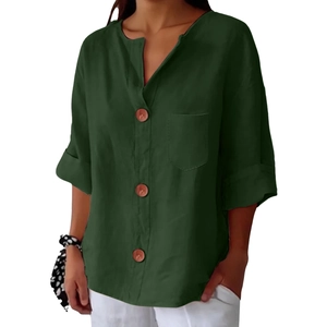 Dettaglio della maglia in cotone e lino verde scuro con scollo a V e taschino sul petto