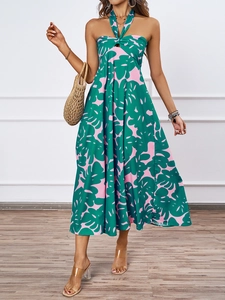 Détail de la robe licou à imprimé floral tropical avec motifs de feuilles vert et rose