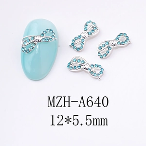 Détail du bijou d'ongle en métal argenté avec strass bleus et dimensions 12x5.5mm