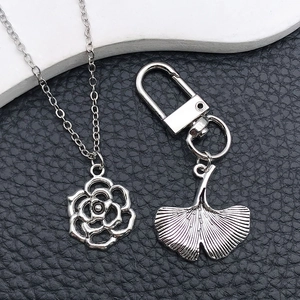 Ensemble collier fleur d'argent et porte-clés feuille de ginkgo sur cuir noir