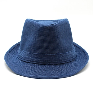 Gros plan sur la texture tissée bleu indigo d'un chapeau de soleil fedora classique