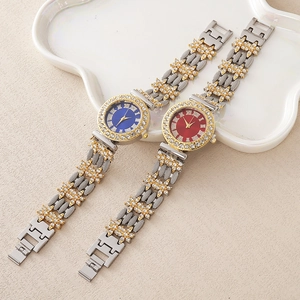 Détail de montres de luxe en strass avec chiffres romains et cadrans bleu et bordeaux