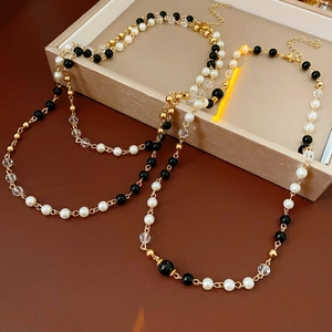 Détail du collier de perles avec chaîne en alliage doré et maillon réglable