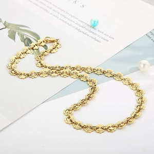 Detailansicht der goldenen Edelstahl-Halskette mit Blumenkettengliedern und Karabiner