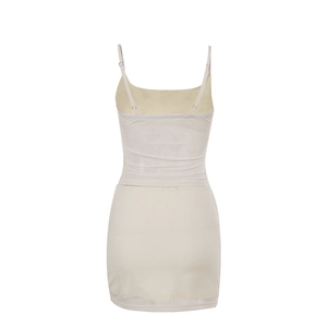 Vue arrière d'un ensemble caraco ajusté blanc crème et minijupe en maille transparente