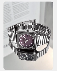 Orologio GEDI quadrato argento con quadrante viola riflesso su uno specchio lucido