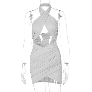 Détail de la robe licou grise avec design croisé et tissu plissé à effet froncé
