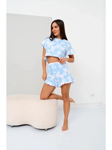 Dettaglio del set pigiama a due pezzi con stampa tie-dye nuvola blu e pantaloncini a balze