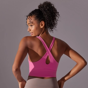 Conception croisée dans le dos du soutien-gorge de yoga rose avec large ourlet
