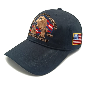 Détail de la broderie 3D avec aigle et drapeau US sur la casquette du 250e anniversaire
