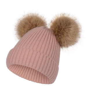 Bonnet en tricot côtelé rose avec deux pompons en fausse fourrure pour l'hiver
