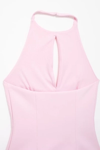 Detail des hellrosa Neckholder-Tops mit Keyhole-Ausschnitt und feiner Stoffstruktur
