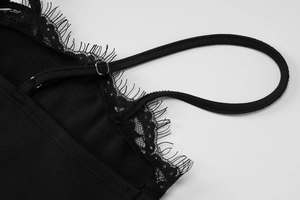 Makroansicht der schwarzen Wimpernspitze und verstellbaren Spaghettiträger am Kleid