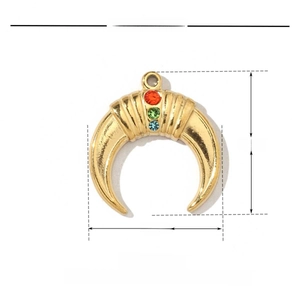 Dettaglio del ciondolo a mezzaluna dorato con strass colorati e misure del prodotto