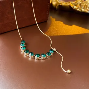 Collana a catena serpente placcata oro con ciondolo in zircone verde smeraldo curvo