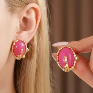 Boucles d'oreilles vintage en résine avec détails dorés et pierres ovales roses vives