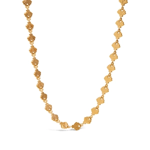 Dettaglio macro della collana in acciaio inossidabile 18K con maglie a forma di conchiglia
