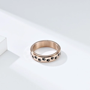 Anillo giratorio de acero inoxidable oro rosa con lindas huellas de patas negras