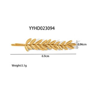 Dettaglio della molletta a foglia dorata con misure 6,9 cm di lunghezza e 0,96 cm