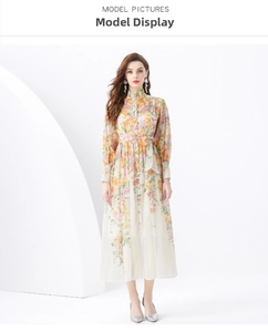 Detailansicht eines floralen Chiffonkleides mit Stehkragen und eleganten Laternenärmeln