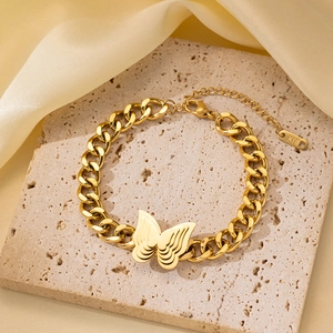 Detalle de pulsera de mariposa de acero inoxidable chapado en oro de 18K en soporte