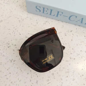 Detail of tortoise frame sunglasses with UV400 polarized lenses and CE certification