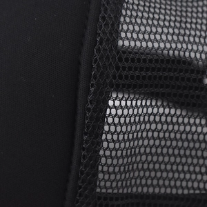 Vue détaillée du filet et des coutures du tissu de la casquette trucker noire respirante