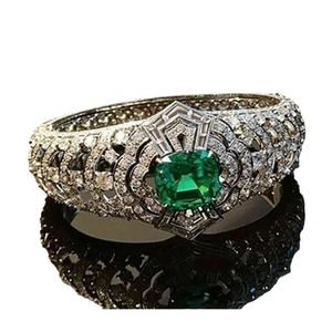 Bague de luxe en argent avec une grande émeraude centrale et des accents de diamants brillants