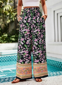 Détail du pantalon noir à jambes larges avec imprimé floral, taille haute élastiquée et poches
