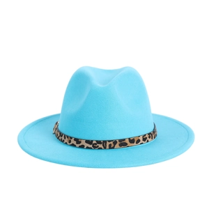 Détail d'un chapeau fedora bleu ciel en feutre avec ruban léopard et boucle métal
