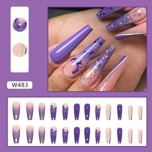Faux ongles longs coffin avec motifs papillons et dégradé de paillettes violettes