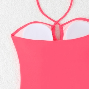 Détails de l'intérieur du maillot de bain licou rose avec coussinets de poitrine blancs amovibles
