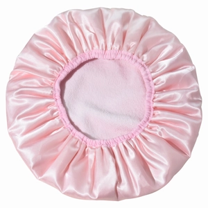Detail der rosa zweilagigen Duschhaube mit Satin-Außenseite und weichem Saugplüsch-Futter