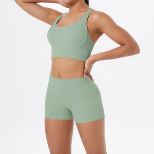 Détail du short de yoga vert menthe à taille haute avec ceinture de maintien