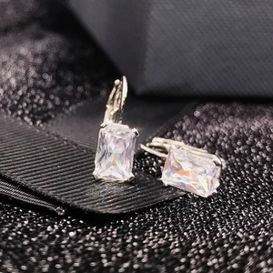 Eleganti orecchini in argento con pietre di moissanite taglio radiant e montatura a 4 griffe