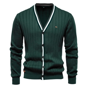 Cardigan da uomo verde scuro con scollo a V, bordi a contrasto bianchi e trama a coste
