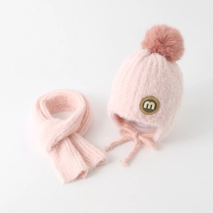 Details von rosa Strickmütze für Babys mit Bommel, Ohrenklappen und m-Leder-Patch
