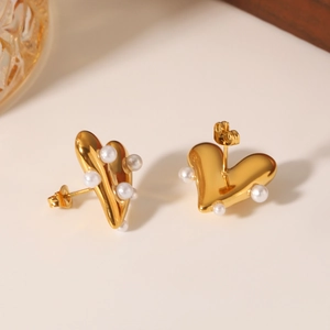 Boucles d'oreilles cœur élégantes en acier doré 18K avec plusieurs perles blanches