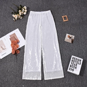 Détail du pantalon large à paillettes blanches, idéal pour un look de fête élégant
