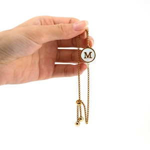Bracelet en acier inoxydable doré 18K avec disque lettre M et fermoir ajustable