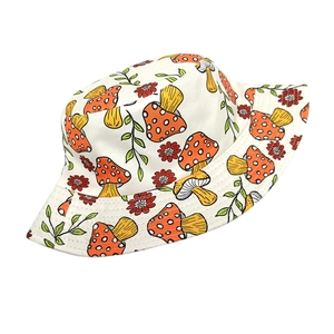Dettaglio del cappello a secchiello con vivace motivo floreale di funghi rossi e gialli