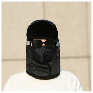 Détail du chapeau trappeur noir avec masque à valve respiratoire et doublure en fausse fourrure
