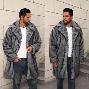 Détail du manteau en fausse fourrure grise avec grand revers et texture épaisse