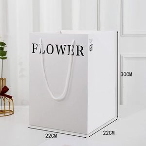Detailed view of white gift bag with dimensions 22cm x 22cm x 30cm and flower gift text