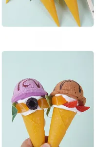 Dettaglio di magneti da frigo a forma di cono gelato con decorazioni di frutta