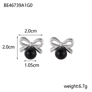 Boucles d'oreilles nœud argentées avec perles montrant les dimensions et le poids précis