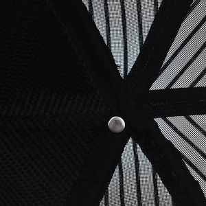 Vue détaillée de la structure en maille respirante et du rivet en métal sur la casquette