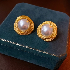 Boucles d'oreilles perles vintage avec fil doré torsadé sur écrin en velours bleu