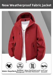 Détail de la veste d'extérieur rouge coupe-vent avec capuche et texture imperméable